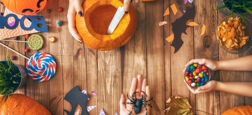 Happy,Halloween!,A,Mother,,Father,And,Their,Daughter,Carving,Pumpkin